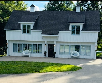 Charming 1-bedroom country house on a 15 acre estate with a private driveway-