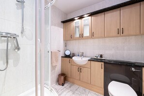 Bathroom - Central Apartment with Parking by Guestz (Chester)