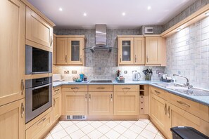 Private kitchen - Central Apartment with Parking by Guestz (Chester)