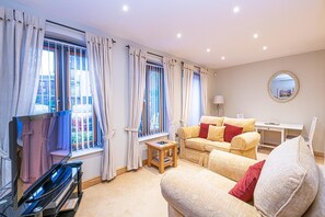 Living area - Central Apartment with Parking by Guestz (Chester)