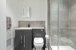 Shower, towels, toilet paper - Thornhill House by Guestz (Wakelfield)