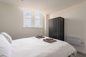 1 bedroom, WiFi, bed sheets - Thornhill House by Guestz (Wakelfield)