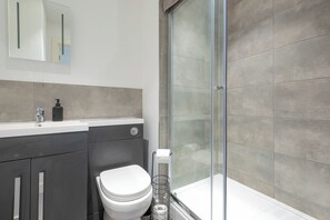 Shower, towels, toilet paper - Thornhill House by Guestz (Wakelfield)