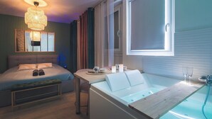 Ein Schlafzimmer mit einem Bett, einem Nachttisch und einem großen Fenster.