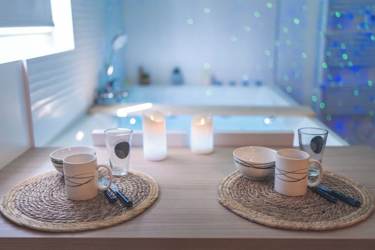 Douche, baignoire à jets, sèche-cheveux, serviettes fournies