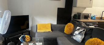 2 ห้องนอน - พักได้ 5 คน - จอดรถฟรี - ใจกลางเมือง