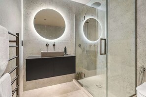 Shower, hair dryer - Stylish 1BD Flat & Car Park, Deck + Harbour Views (Auckland)