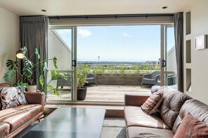 TV - Stylish 1BD Flat & Car Park, Deck + Harbour Views (Auckland)