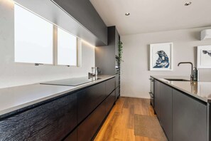 Fridge, microwave, oven, stovetop - Stylish 1BD Flat & Car Park, Deck + Harbour Views (Auckland)