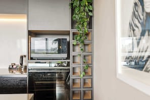 Fridge, microwave, oven, stovetop - Stylish 1BD Flat & Car Park, Deck + Harbour Views (Auckland)