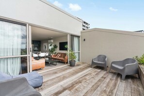 Terrace/patio - Stylish 1BD Flat & Car Park, Deck + Harbour Views (Auckland)
