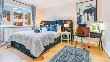 5 bedrooms, desk, iron/ironing board, travel cot