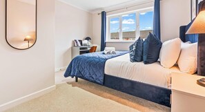 5 Schlafzimmer, Schreibtisch, Bügeleisen/Bügelbrett, Reisekinderbett