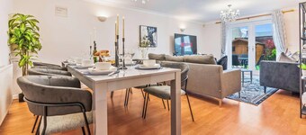 Cozy Family & Contractor Home, 3X FREE Parking by Redwood Stays