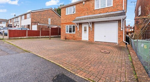 Cozy Family & Contractor Home, 3X FREE Parking by Redwood Stays
