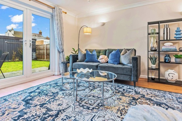 DELICATE AND BRIGHT LIVING AREA WITH DIRECT ACCESS TO THE GARDEN