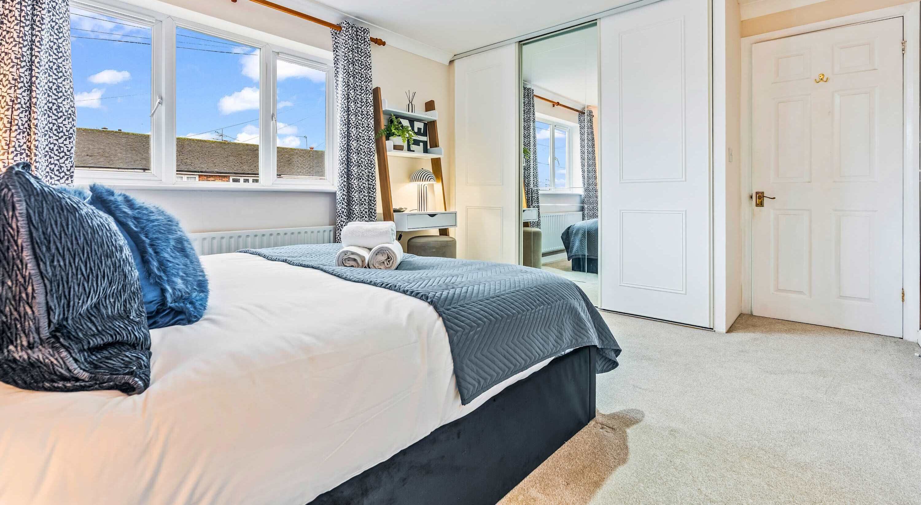 5 bedrooms, desk, iron/ironing board, travel crib