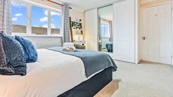 5 bedrooms, desk, iron/ironing board, travel cot