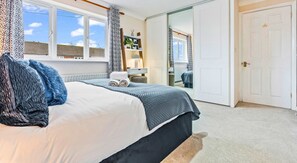 5 bedrooms, desk, iron/ironing board, travel crib - Cozy Family & Contractor Home, 3X FREE Parking by Redwood Stays (Hampshire)
