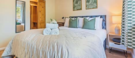 3 Schlafzimmer, Schreibtisch, Bügeleisen/Bügelbrett, Reisekinderbett