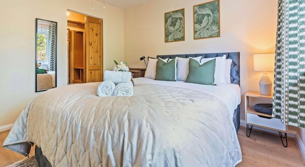 3 bedrooms, desk, iron/ironing board, travel cot - Near Frimley Hospital, Modern Home, Free Parking (Camberley)