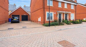 Exterior - NEW Farnborough Air Show House, X2 FREE Parking (Aldershot)
