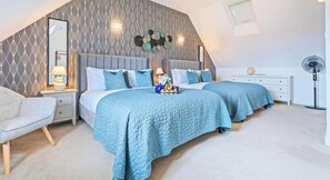 4 bedrooms, desk, iron/ironing board, free WiFi - NEW Farnborough Air Show House, X2 FREE Parking (Aldershot)