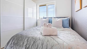 4 bedrooms, desk, iron/ironing board, free WiFi