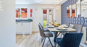 Dining - NEW Farnborough Air Show House, X2 FREE Parking (Aldershot)