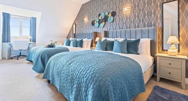 4 bedrooms, desk, iron/ironing board, free WiFi - NEW Farnborough Air Show House, X2 FREE Parking (Aldershot)