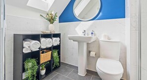 Shower, hair dryer, towels, shampoo - NEW Farnborough Air Show House, X2 FREE Parking (Aldershot)