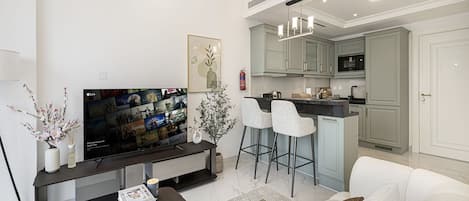 Standard-Apartment, Balkon | Wohnbereich | 42-Zoll-Smart-TV mit Satellitenempfang, Netflix, Streaming-Dienste