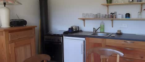 Réfrigérateur, four, plaque de cuisson, cafetiÚre/bouilloire