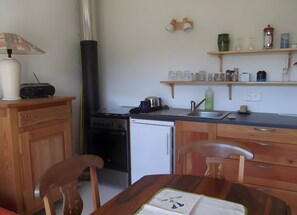 Frigorífico, horno, placa de cocina y cafetera o tetera