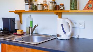 Een koelkast, een oven, een kookplaat, een koffiezetapparaat/waterkoker