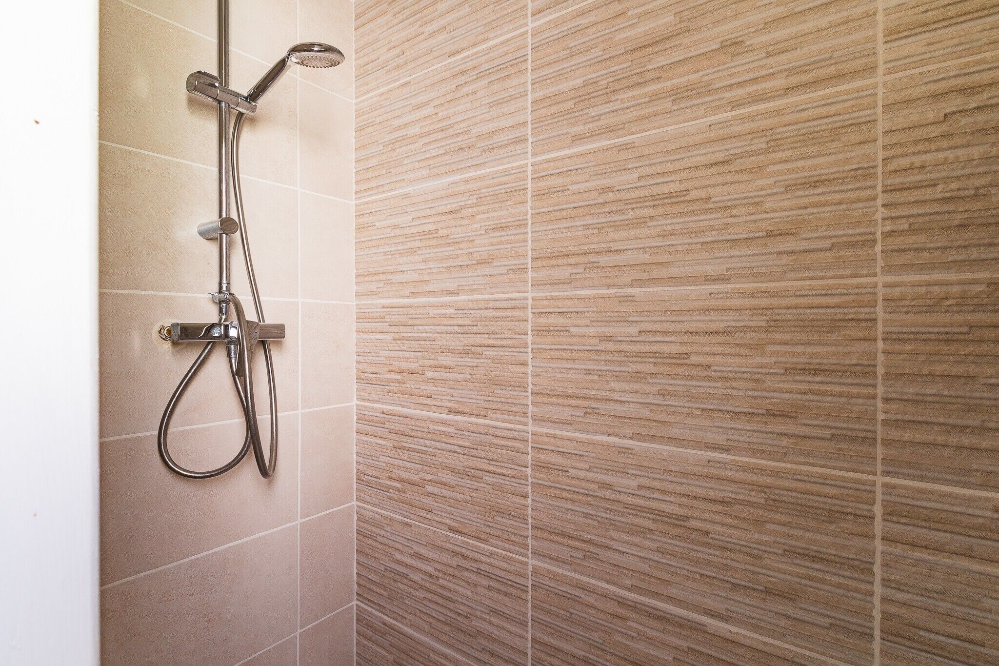 Een douche, een haardroger, handdoeken