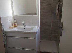 Bathroom - Independent Apartment on the First Floor (Die)