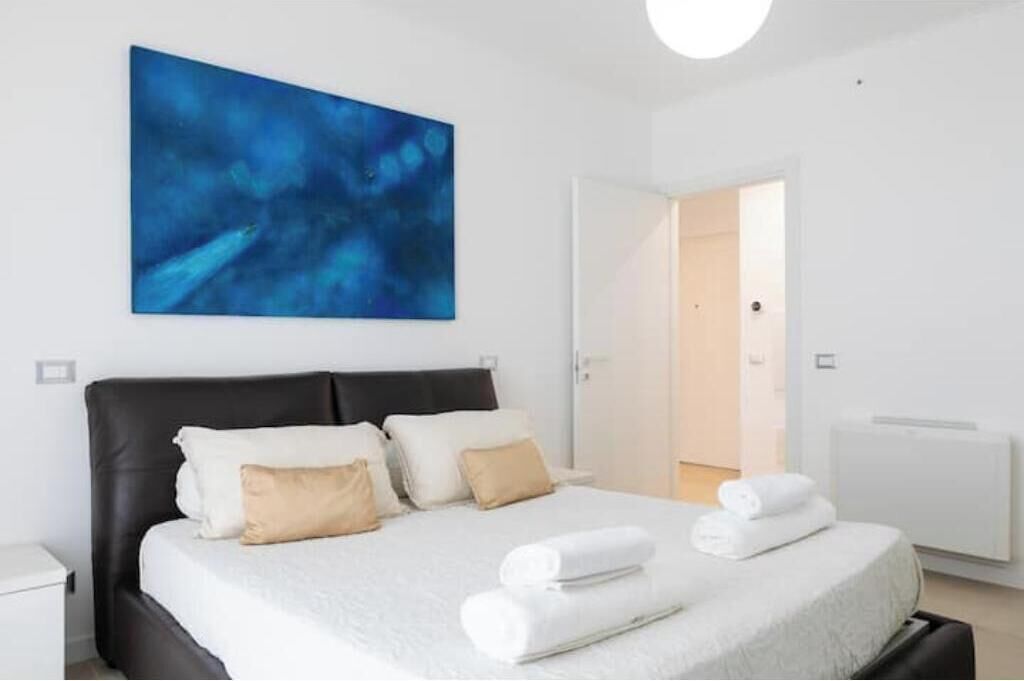 Iron/ironing board, bed sheets