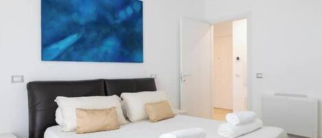 2 bedrooms, iron/ironing board, bed sheets