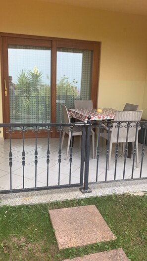 Outdoor dining - Sea View Isola Rossa Apartment with Sea View, Wi-Fi, and Air Conditioning (Paduledda)