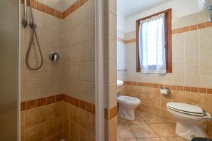 Shower, hair dryer, towels - Sea View Isola Rossa Apartment with Sea View, Wi-Fi, and Air Conditioning (Paduledda)