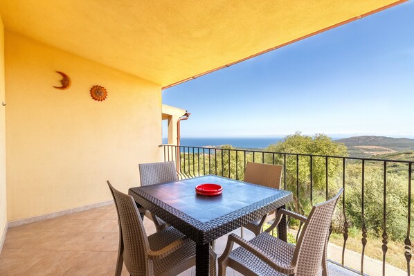 Outdoor dining - Sea View Isola Rossa Apartment with Sea View, Wi-Fi, and Air Conditioning (Paduledda)
