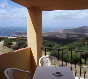 Outdoor dining - Sea View Isola Rossa Apartment with Sea View, Wi-Fi, and Air Conditioning (Paduledda)