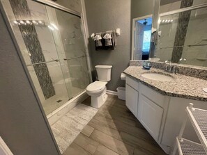 Douche, sèche-cheveux, serviettes fournies