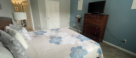 3 habitaciones, tabla de planchar con plancha y cuna de viaje