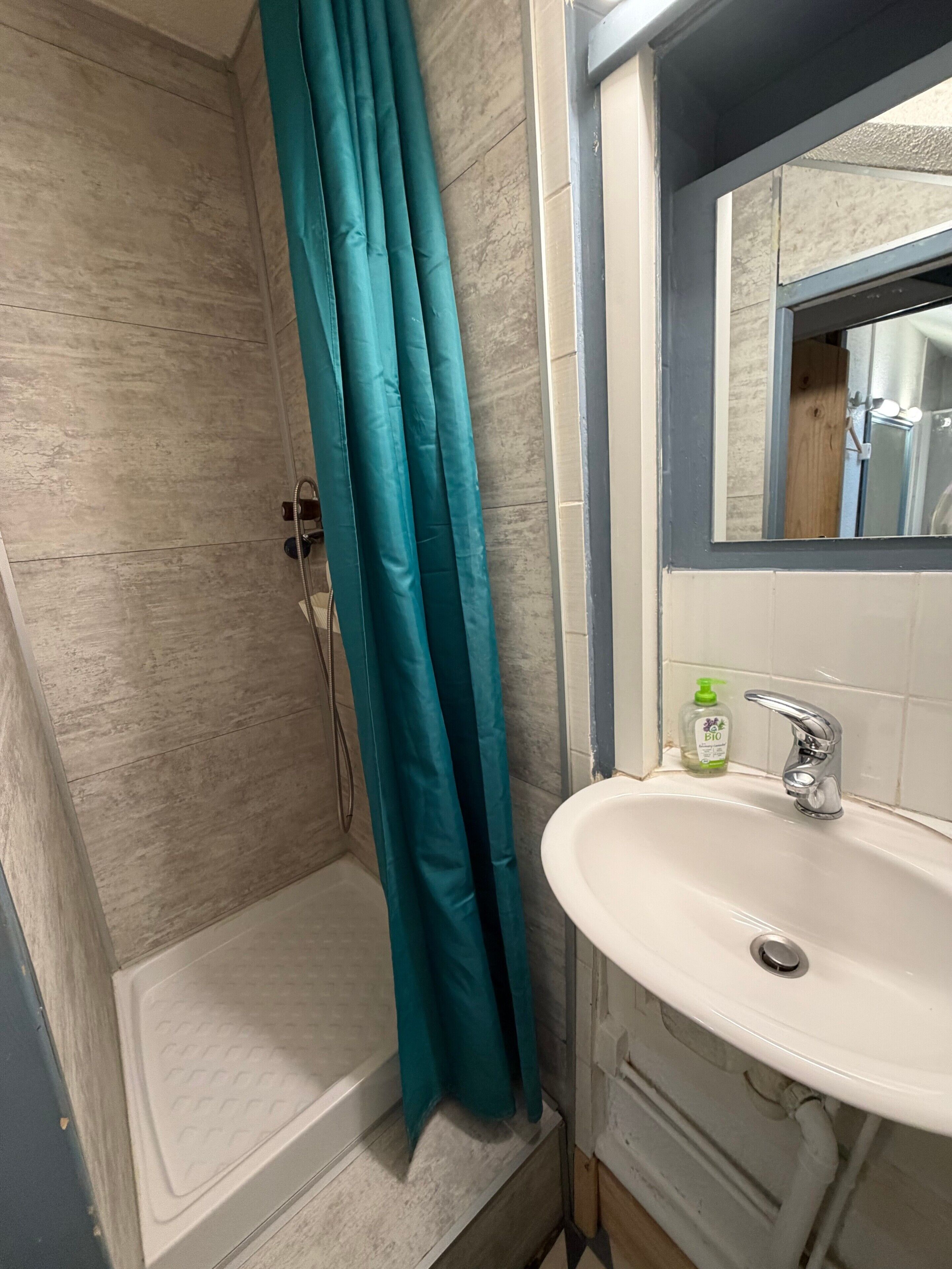 Douche, séchoir à cheveux, serviettes fournies