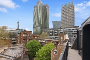 Property grounds - Modern 1-Bedroom Apartment with Balcony Views (London)