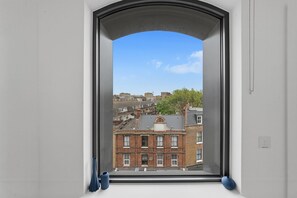 Interior - Modern 1-Bedroom Apartment with Balcony Views (London)