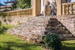 Un conjunto de escalones de piedra que conducen a un edificio con balaustrada de piedra.