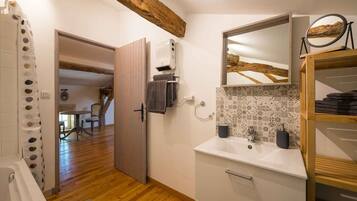 Comfort Suite | Bathroom | Shower, free toiletries, hair dryer, towels